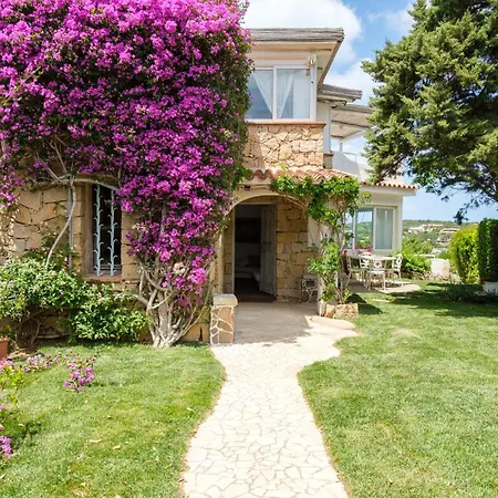 Piazzetta Con Piscina E Vista فيلة