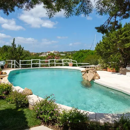 Piazzetta Con Piscina E Vista Villa